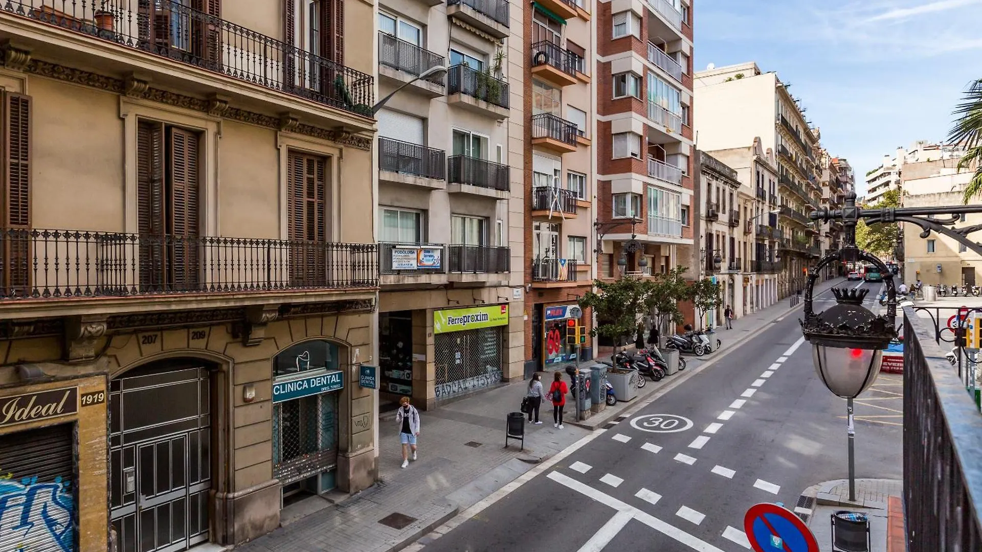 Grcia Charm Sunlit Terrace, Ac & Exposed Brick Apartment Barcelona