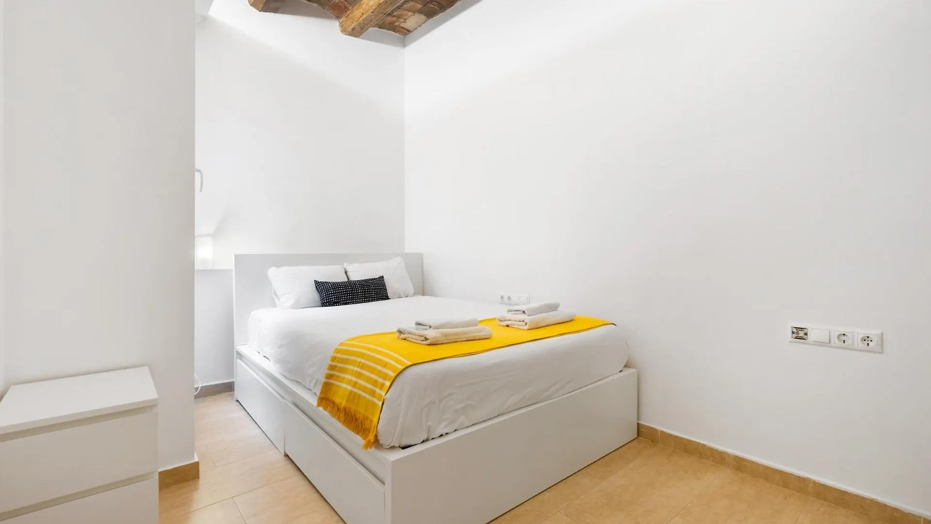 Grcia Charm Sunlit Terrace, Ac & Exposed Brick Apartment Barcelona